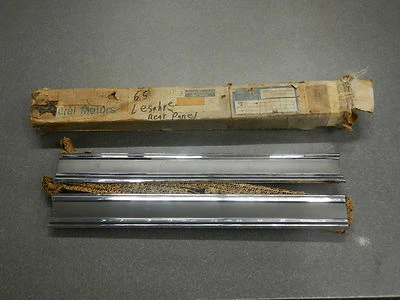 Buick LeSabre 1965 moldura de maletero entre luces traseras junto al panel trasero de la puerta de combustible Foto 1 de 4