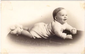 Smiling Baby Lying Down, Real Photo Postcard, RPPC - Imagen 1 de 2