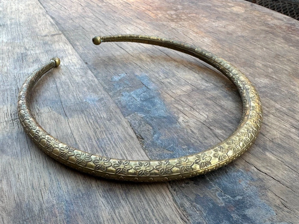 Gargantilha feminina antiga vintage bronze esculpida à mão design floral Hasli - Imagem 1 de 4