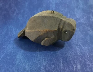 Adorno de manatí de madera rústica tallada a mano - Imagen 1 de 10