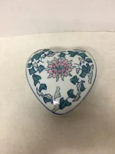 Anello o portagioie porcellana cinese a forma di cuore dipinto a mano con fiori - Foto 1 di 7