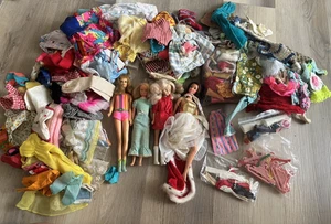 Riesiges Konvolut 200+ Vintage Barbie, Ken und Skipper Kleidung und Zubehör + Puppen - Bild 1 von 24