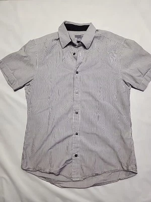 Camisa ajustada de manga corta a rayas con botones talla M de H&M para hombre  Foto 1 de 4