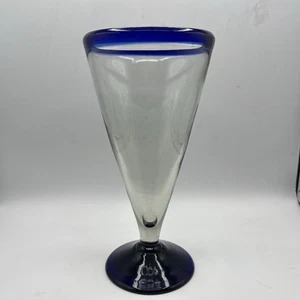 Mundgeblasenes mexikanisches Pils Glas kobaltblauer Rand Stiel Weinkelch/Wasser 9,5 Zoll - Bild 1 von 11