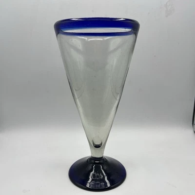 Copa de vino/agua soplada a mano de vidrio mexicano Pilsner con borde azul cobalto 9,5 pulgadas Foto 1 de 4