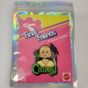 Spilla smaltata Final Friends "Scream" A Horror Series Casey 2"X"3" di Pin Studio - Foto 1 di 2