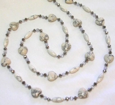 32" HAND KNOTTED WHITE HOWLITE GEMSTONE HEART BEADED NECKLACE & EARRING SET Foto 1 de 4