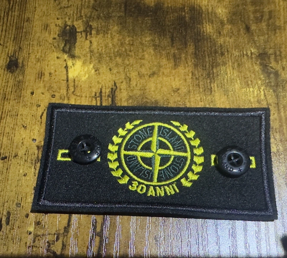 Stone Island badge + 2 buttons New Uk Stock , sent by royal mail 48