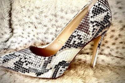 Saltos GBG By Guess Los Angeles com estampa de animais tamanho 8... salto agulha pontudo. Pele de cobra - Imagem 1 de 4