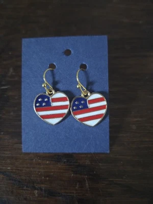 Pendientes colgantes patrióticos con corazón con bandera americana - esmalte rojo, blanco y azul Foto 1 de 4