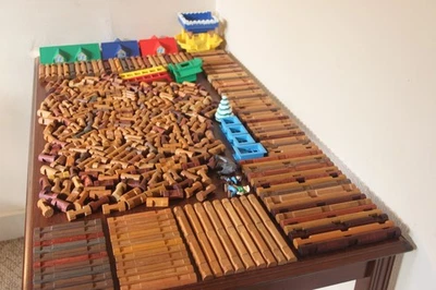 Lincoln Logs HUGE Lot 406 Pieces Plastic Roofs Windows TONS of Different Pieces - Image 1 of 4