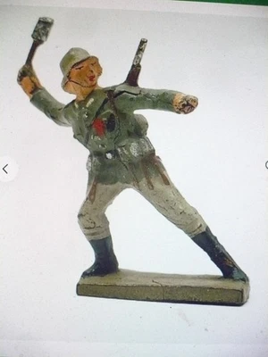 1 VINTAGE LINEOL WW2 GERMAN SOLDIER THROWING GRENADE #2 - 4cm - made in 1930's - Image 1 of 2