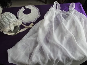 LOT/ BRODERIE FINE / BONNET ET PETITE ROBE EN LINON+ BAVOIR - Photo 1/23