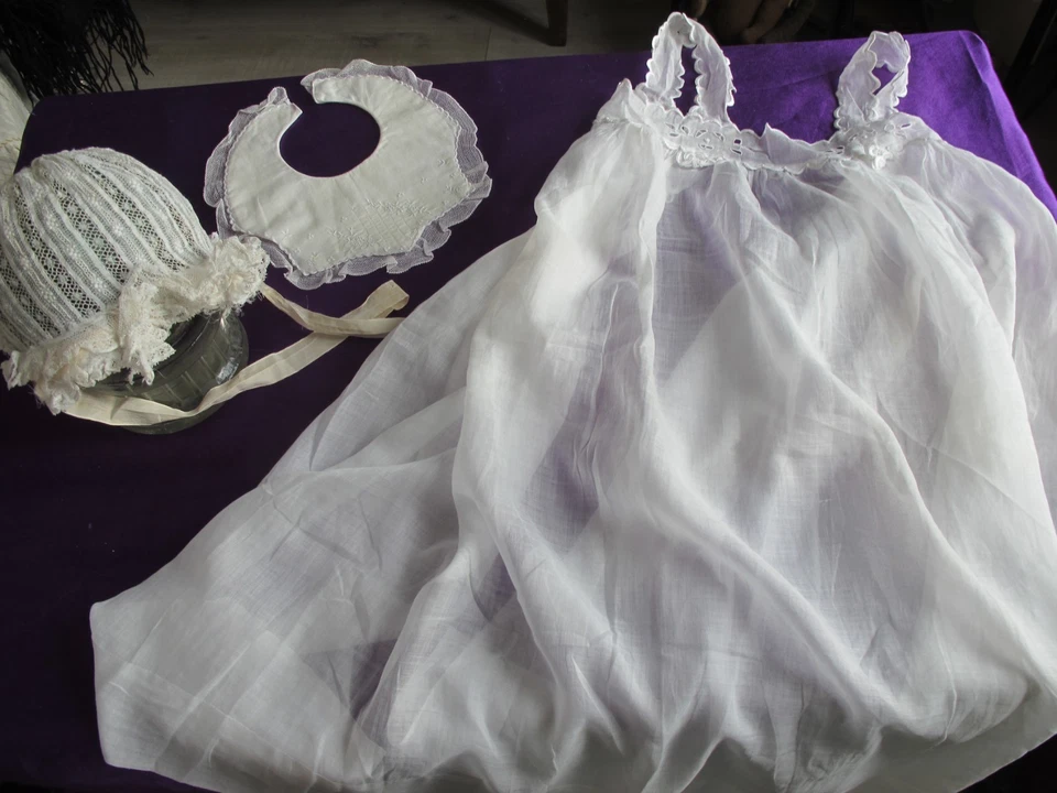 LOT/ BRODERIE FINE / BONNET ET PETITE ROBE EN LINON+ BAVOIR - Photo 1/4