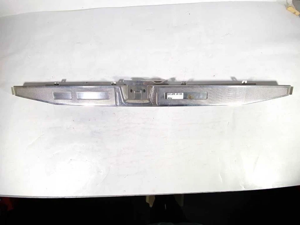 87-95 Mercedes W124 Vagón Escotilla Trasera Placa Rasguño Embellecedor 1246980089 NUEVO Foto 1 de 4