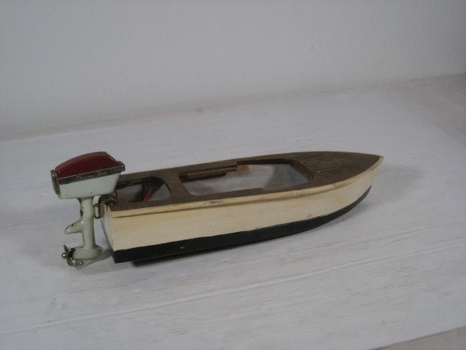 VINTAGE STREAM LINE BATTERY OPERATED TIN BOAT MOTOR & WOOD BOAT WORKS - Image 1 of 4