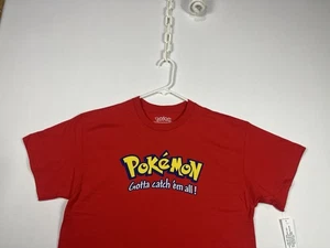 Pokemon Logo Gotta Catch Them All ROTES T-SHIRT (Erwachsenengröße Medium) Neu mit Etikett - Bild 1 von 5
