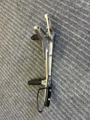 2002 - 2007 年本田 CB900F(Hornet 或 919)左脚挂钩安装组件  — 第 1/3 张图片