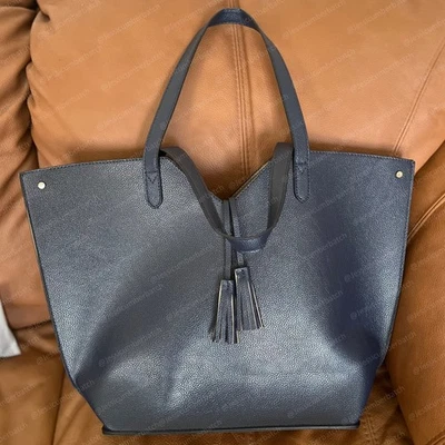 Bolso de hombro Shopper de cuero sintético Neiman Marcus con borla azul marino - Usado en excelente estado Foto 1 de 4