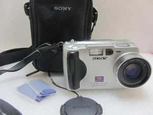 SONY DSC-S50 CYBER-SHOT DIGITAL CAMERA SILVER, 3 x Cards, Battery & Charger - Picture 1 of 8
