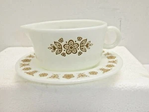 PYREX CORNING CORELLE - GOLD BUTTERFLY - GRAVY SAUCE BOAT & UNDER PLATE 77-B - Picture 1 of 6