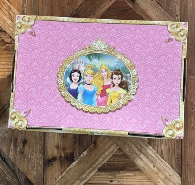 Caja Disney con vestir princesa nueva con etiquetas, trajes 4 tops 3 camisas y accesorios Foto 1 de 4