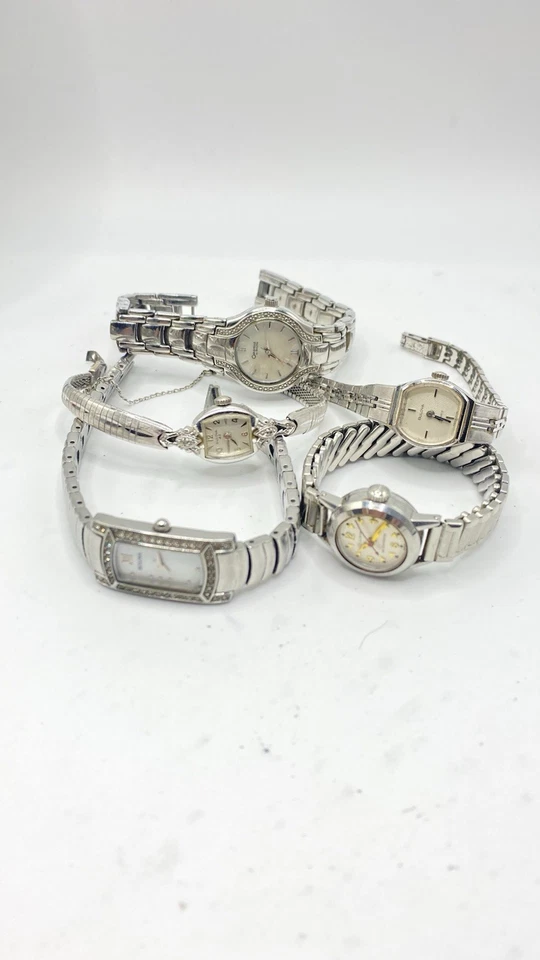 Preciosos relojes de cuarzo para mujer BULOVA tono plata de 5. Manual todo funciona muy bien Foto 1 de 4