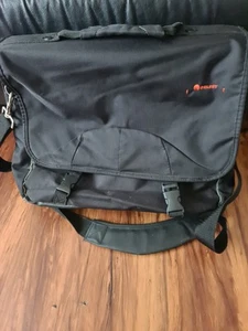 DELSEY WATER RESISTANT MESSENGER/ LAPTOP SOULDER BAG.IN BLACK IN EXELENT CONDITI - Picture 1 of 11