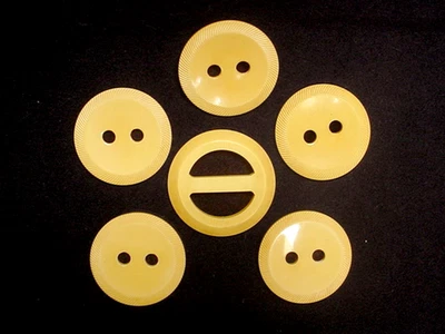 5 VINTAGE BAKELITE COAT BUTTONS 1-3/4" LARGE HOLE CREAMED CORN W MATCHING BUCKLE - Image 1 of 4