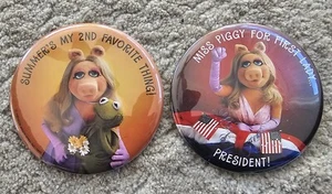 Lote 2 De Colección MUPPETS Pinback MISS PIGGY PRIMERA DAMA PRESIDENTE POLÍTICO VERANO - Imagen 1 de 2