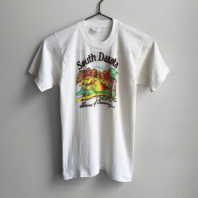 Vintage 1960s South Dakota Shrine of Democracy Youth White Graphic Tee - Image 1 of 4