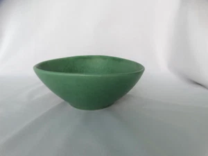 Royal Haeger Pottery Matte Green Triangle Bow RG 37 Very Good Used Condition - Picture 1 of 7