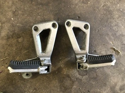 Reposapiés trasero pasajero clavija Suzuki GSF1200 S Bandit GSF 1200 97 98 99 00 OEM Foto 1 de 3