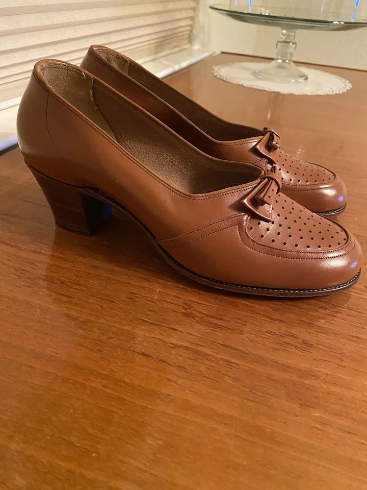 Zapatos de tacón bajo vintage años 40 nuevos stock antiguo 100 % cuero marrón  Foto 1 de 4