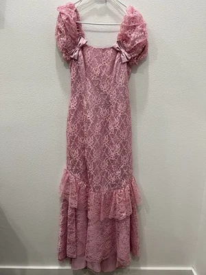 Maxi Vestido De Colección Años 80 Rosa Encaje Baile de graduación Formal Noche Manga Abullonada Volantes en Niveles Foto 1 de 4