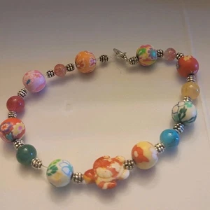 Pulsera de cuentas focales de tortuga acrílica de 8" artesanales multicolores con lóbulo  - Imagen 1 de 2