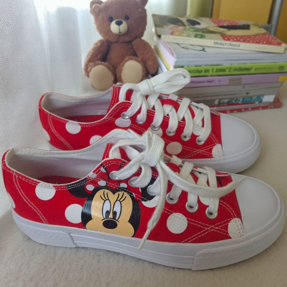 Zapatilla deportiva Disney Minnie Mouse roja a lunares con cordones talla 9. NUEVO sin caja.  Foto 1 de 4