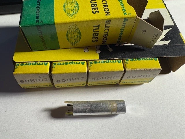 Interesante lote de 5 piezas de tubo de audio Amperex 6DHH12 blindado doble triodo subminiatura Foto 1 de 1