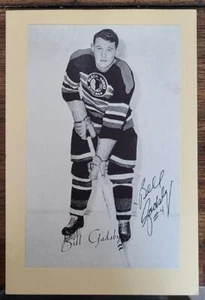 BILL GADSBY SIGNED 1944-1963 BEEHIVE PHOTO CARD GROUP 2 BLACK HAWKS DEC HOF - Picture 1 of 1