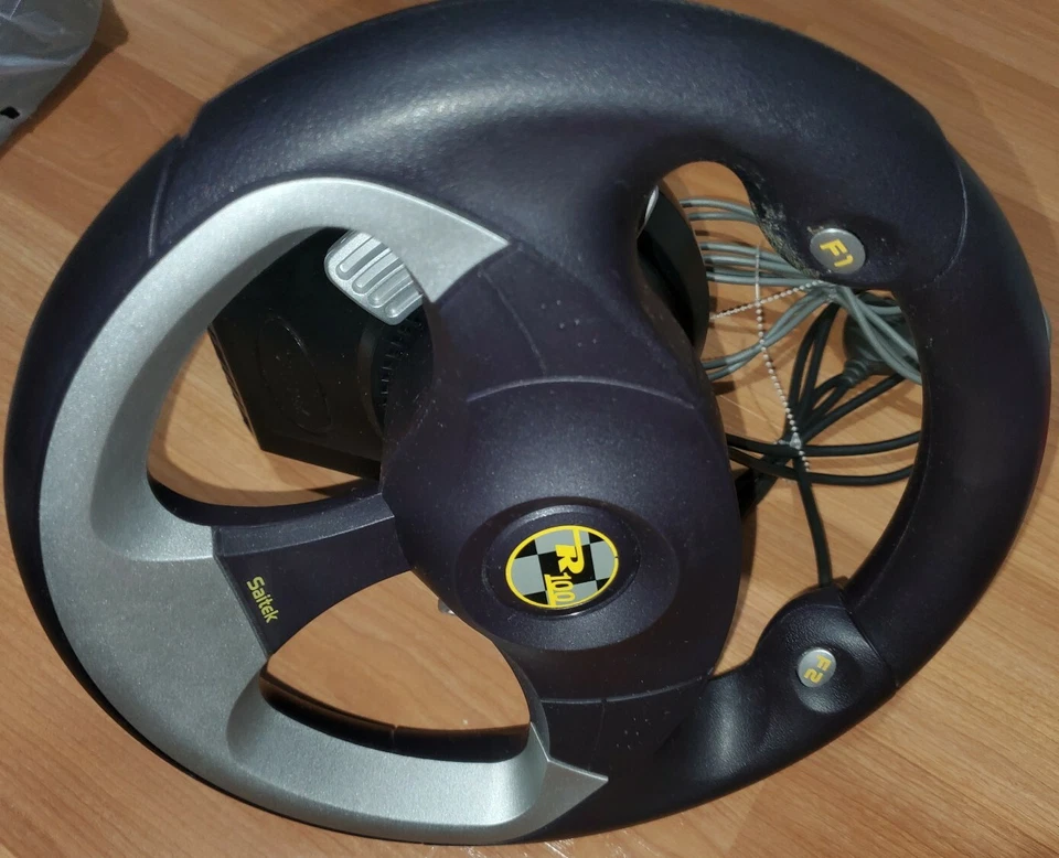Volante de carreras con cable Saitek R100 para PC - sin pedales plateado y negro Foto 1 de 4
