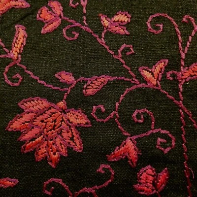 Traje de seda cruda negro bordado con hermoso diseño floral rojo y borgoña Foto 1 de 4