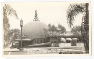 The BROWN DERBY Restaurant 1930s RPPC - Los Angeles CA - HAT SHAPED BUILDING - Picture 1 of 2
