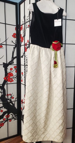 Abito rosso Valentino Chic nero e beige. Presenta una sorprendente rosa rossa nuova con etichetta $1995