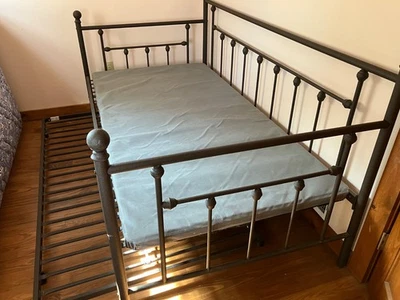 Dorel Home Manila sofá cama doble de metal con nido en bronce Foto 1 de 4