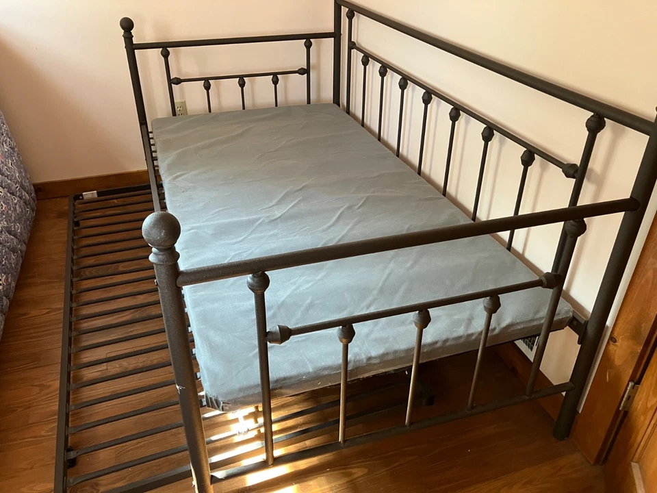 Dorel Home Manila sofá cama doble de metal con nido en bronce Foto 1 de 4