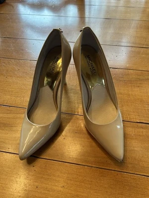 Bombas nude de couro envernizado Michael Kors - Imagem 1 de 4