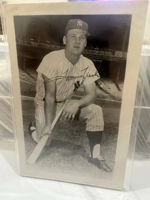 Tom Tresh New York Yankees RPPC Postal Arrodillado Bateo Postura Rayas 3 Foto 1 de 2