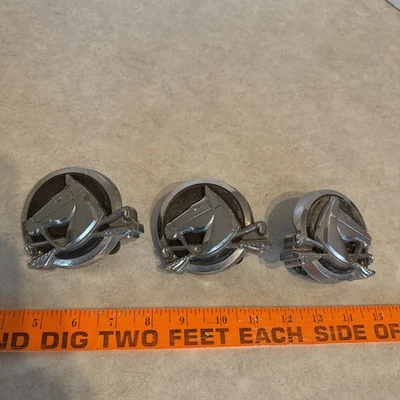 Lote Si 3 1966 Ford Country Squire emblema trasero adorno fabricante original raro Foto 1 de 4