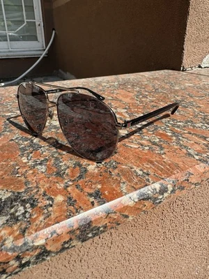 Gafas de sol Gucci aviador para hombre marco de metal negro lentes grises logotipo GG tonos piloto Foto 1 de 4