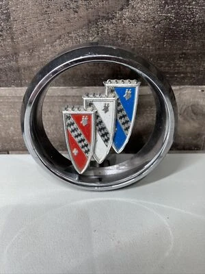 Buick LeSabre Invicta Electra 1960 parrilla emblema insignia anillo central Foto 1 de 4
